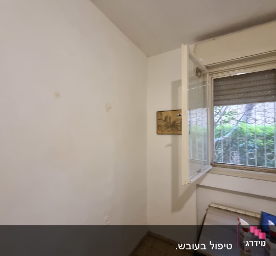 בקבוקי חומר איטום על שולחן ליד חלון פתוח